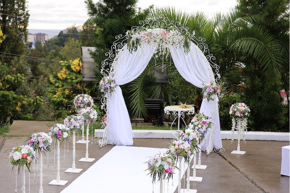 Оформление свадебной арки – лучшие цветочные композиции